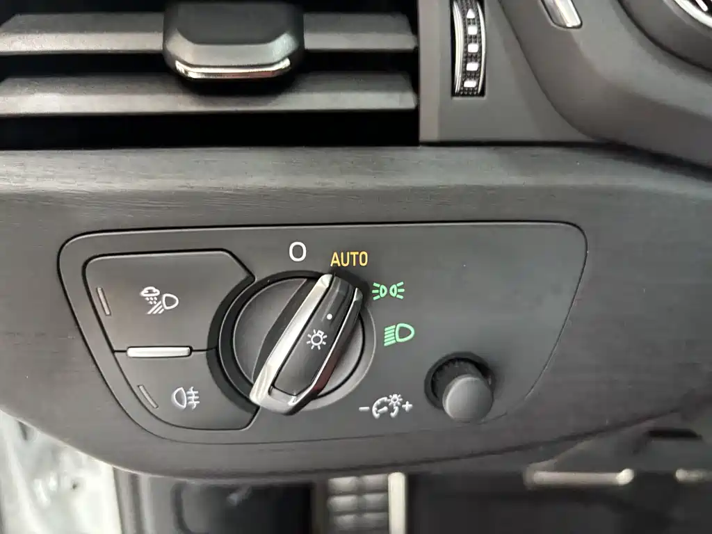 Audi A4L 2025 — фото 15
