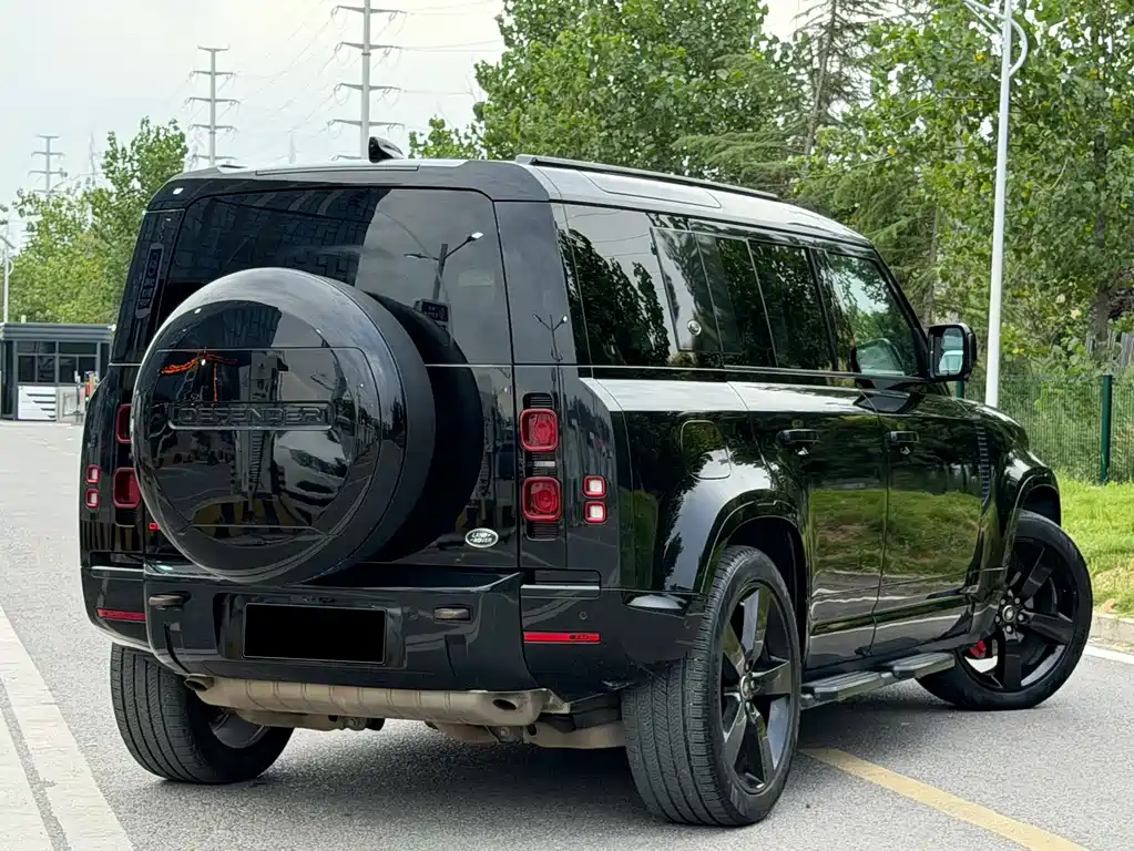 Land Rover Defender 2023 — фото 17