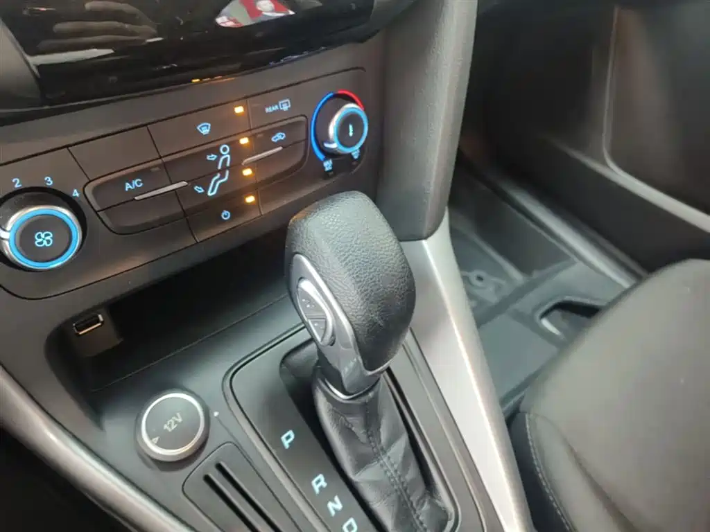Ford Focus 2019 — фото 14