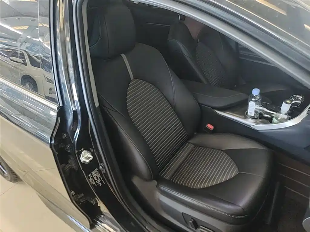 Toyota Camry 2023 — фото 25