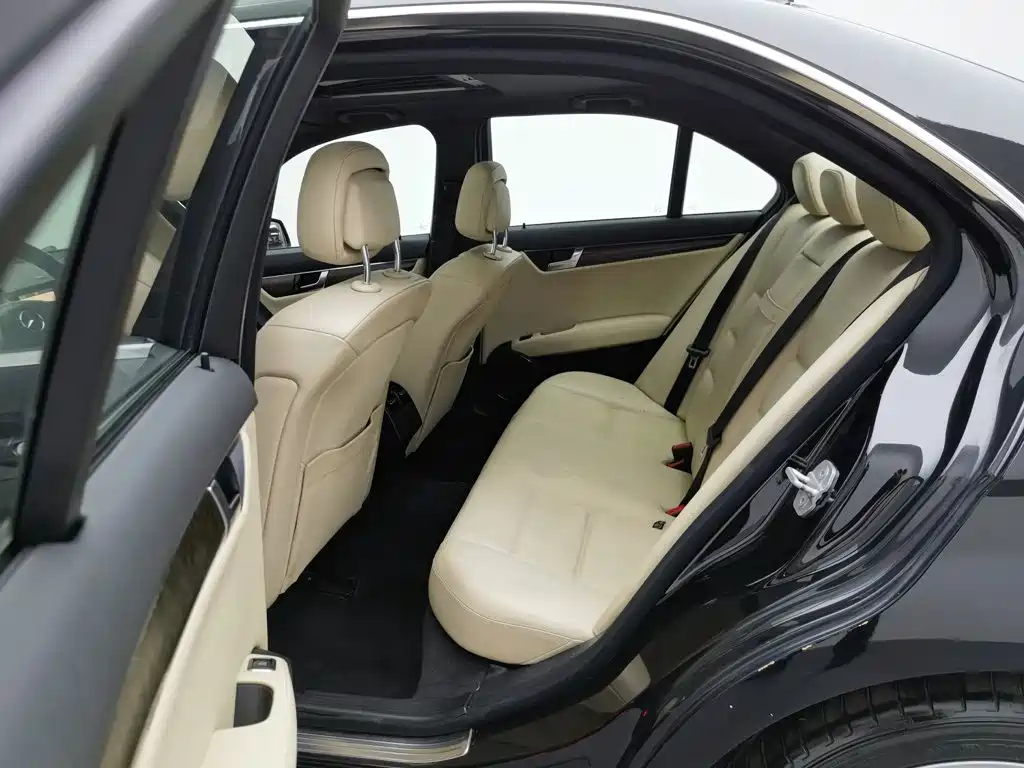 Mercedes-Benz C-Class 2010 — фото 15