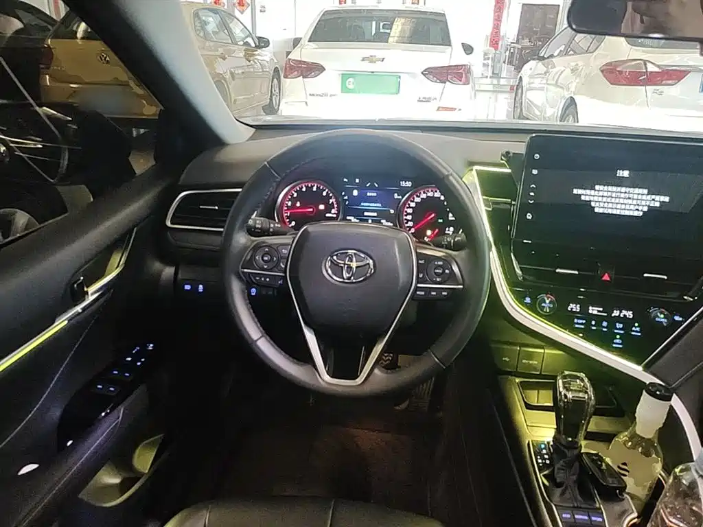 Toyota Camry 2023 — фото 11