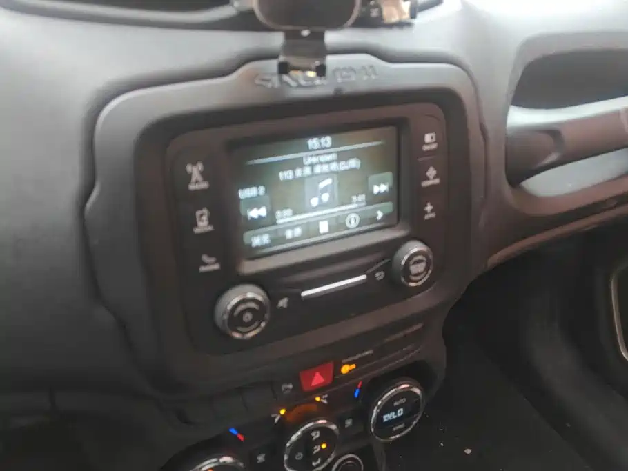 Jeep Renegade 2018 — фото 13