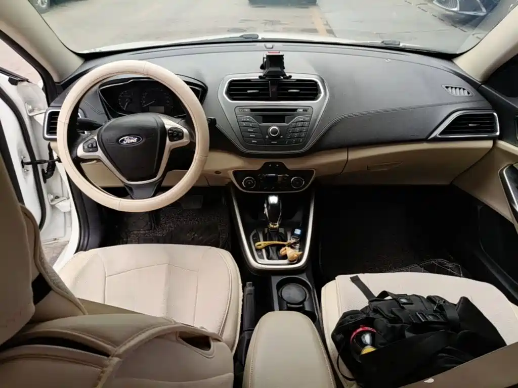 Ford Escort 2015 — фото 10