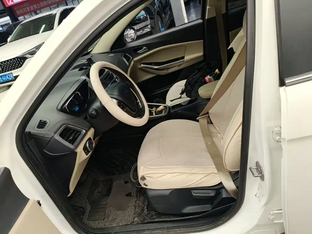 Ford Escort 2015 — фото 15