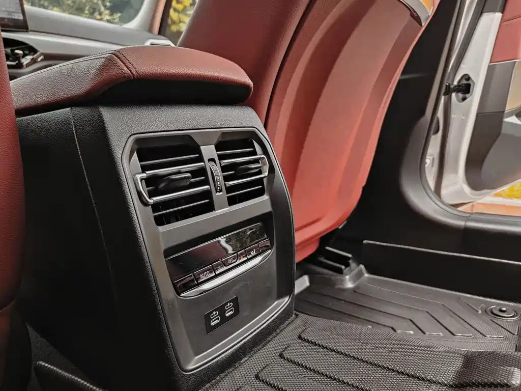 BMW 3 Series 2025 — фото 17