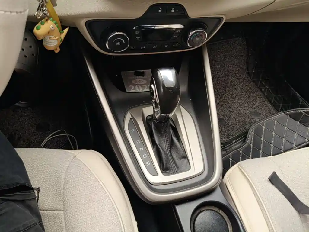 Ford Escort 2015 — фото 14