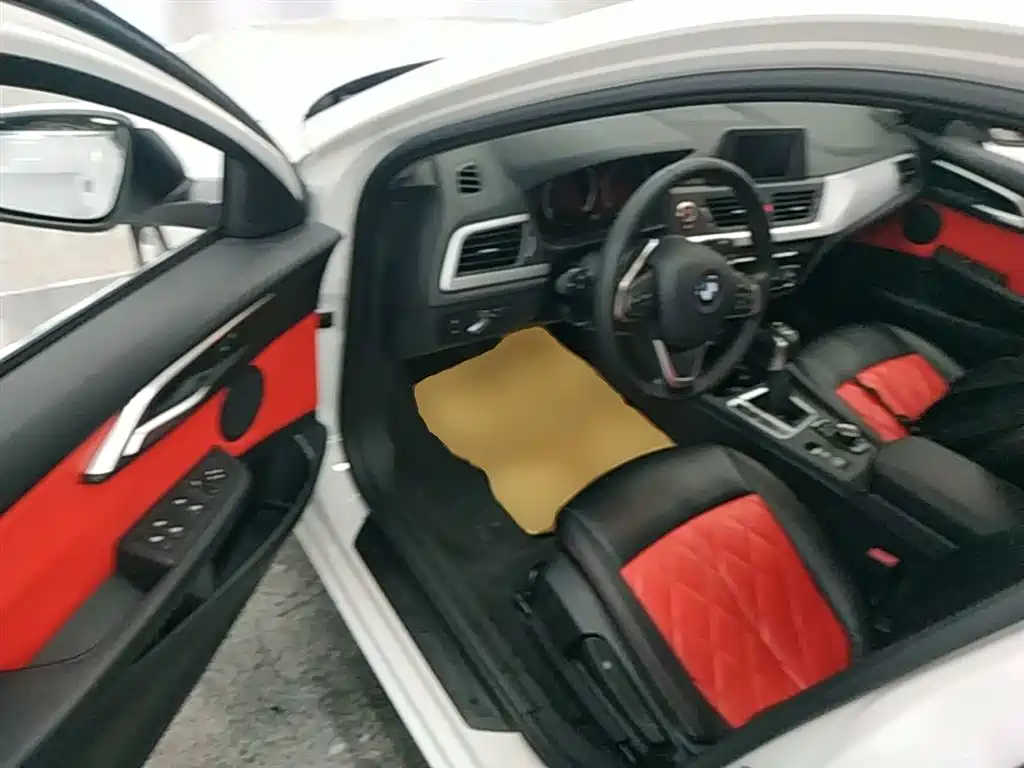 BMW 1 Series 2018 — фото 15