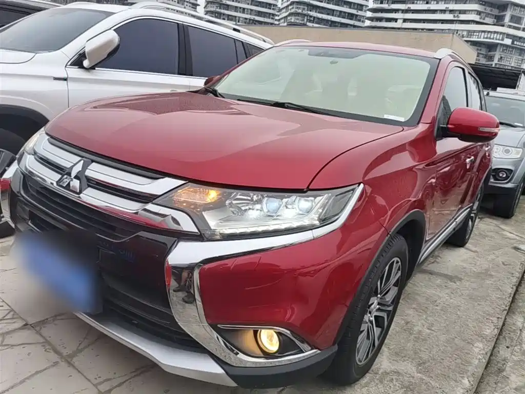 Mitsubishi Outlander 2017 — фото 2