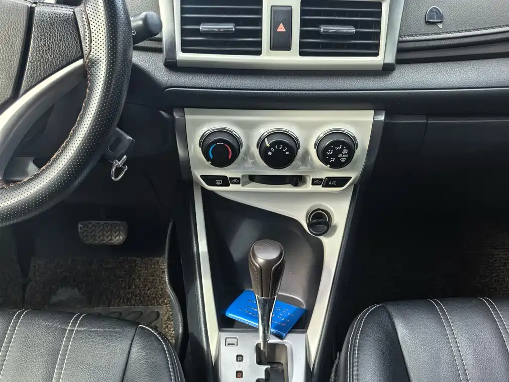 Toyota Yaris L 2015 — фото 9