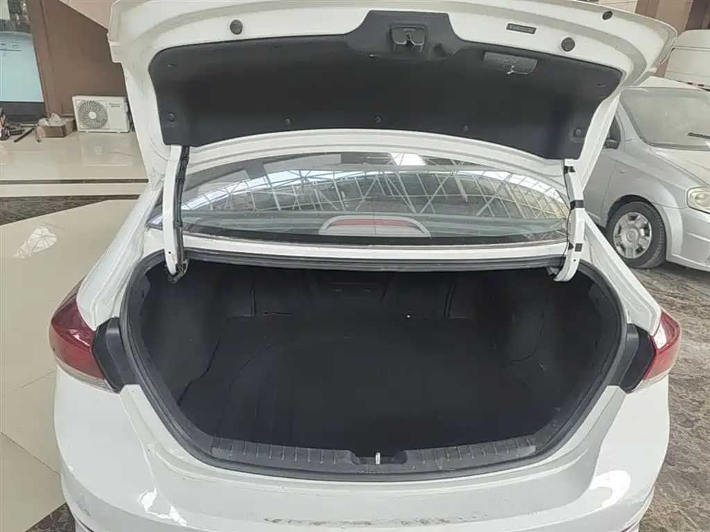 Hyundai Elantra 2016 — фото 19