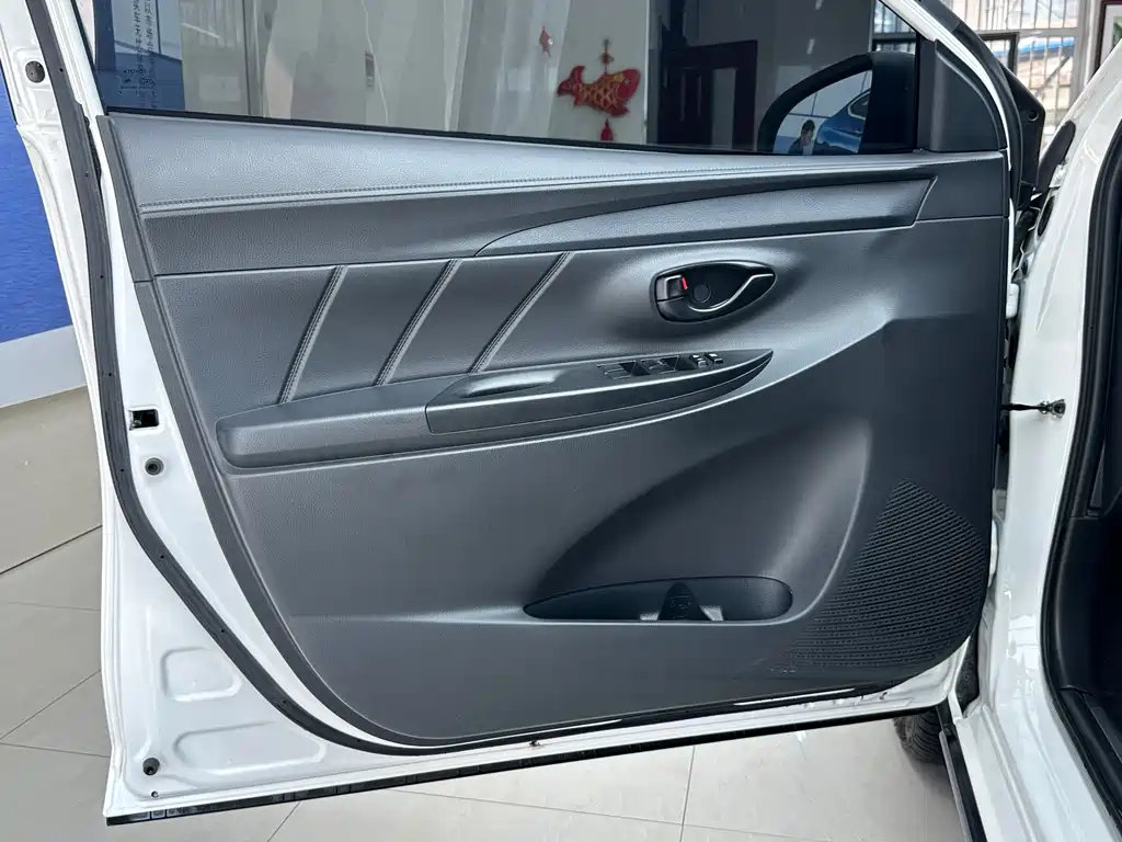 Toyota Yaris L 2022 — фото 19