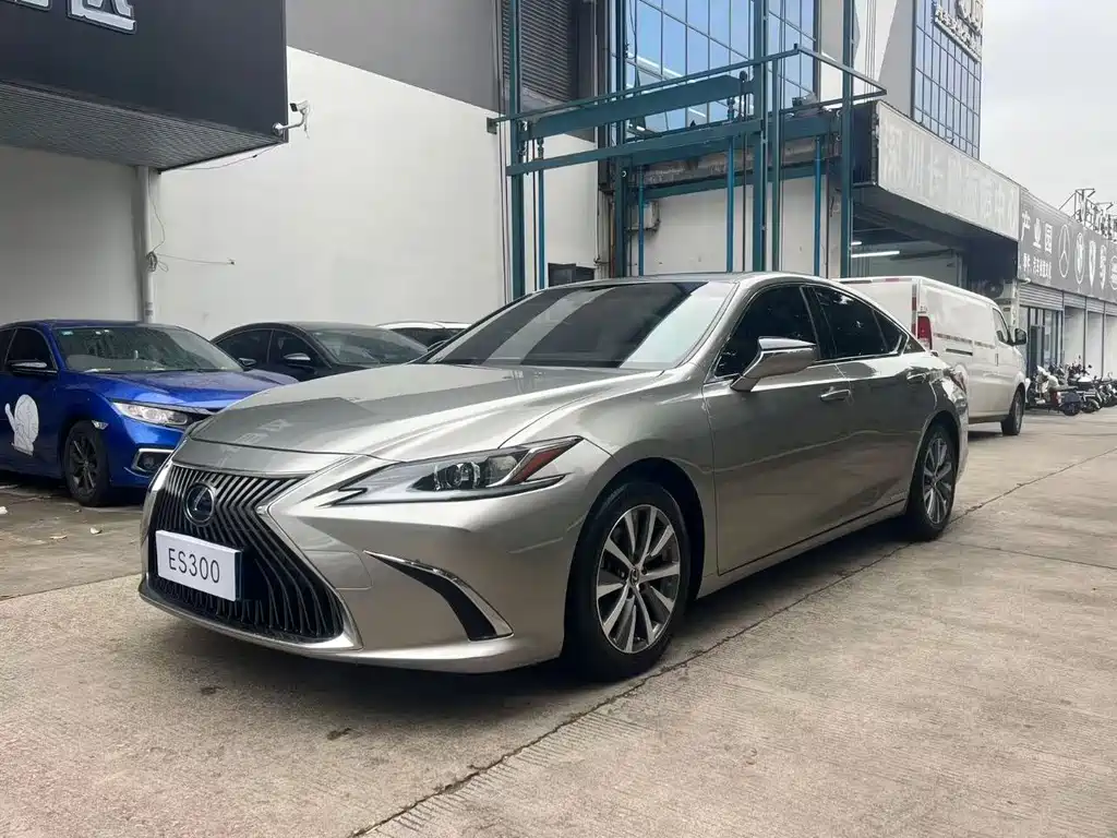 Lexus ES 2020 — фото 1