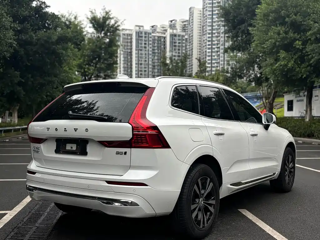Volvo XC60 2022 — фото 8
