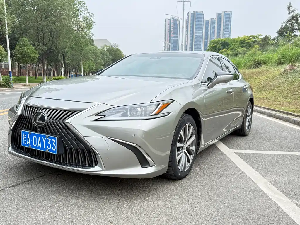 Lexus ES 2020 — фото 1