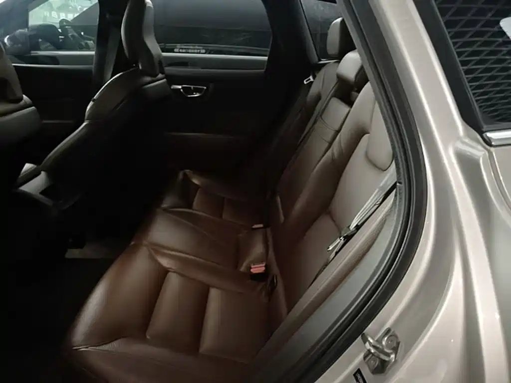 Volvo XC60 2021 — фото 17