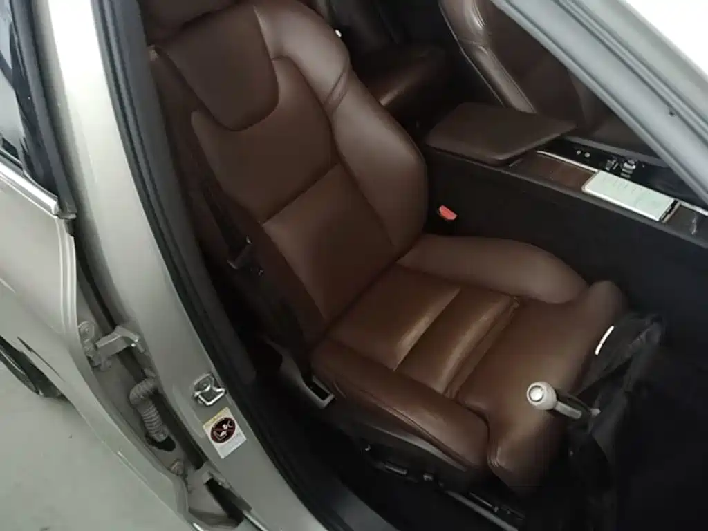 Volvo XC60 2021 — фото 25