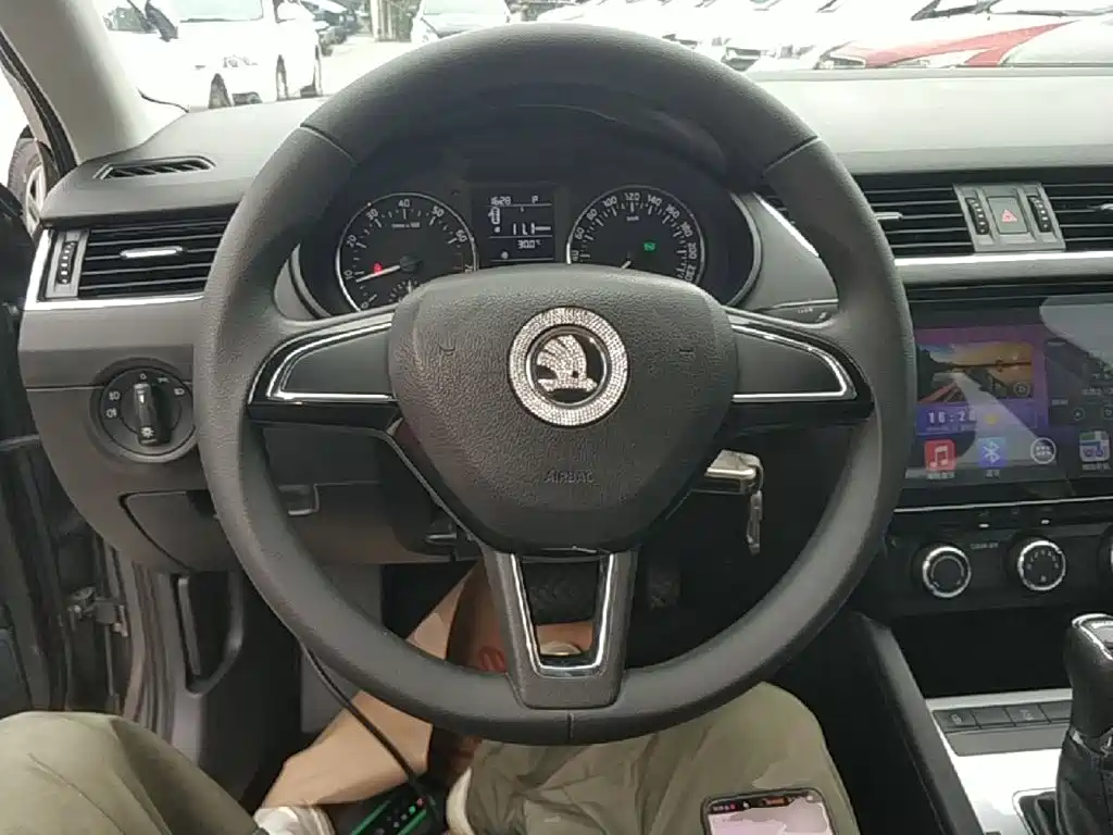 Skoda Octavia 2017 — фото 11