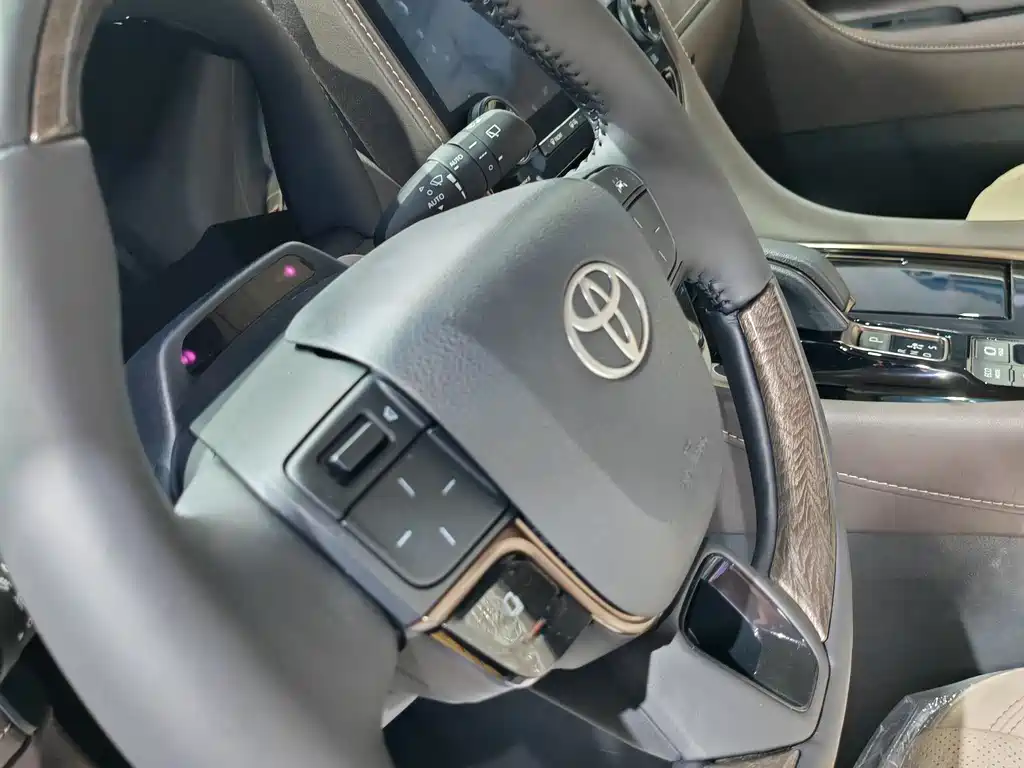 Toyota Alphard — фото 8
