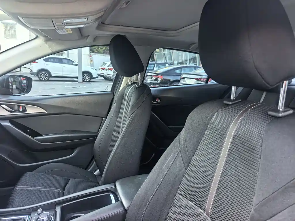 Mazda 3 Axela 2018 — фото 18