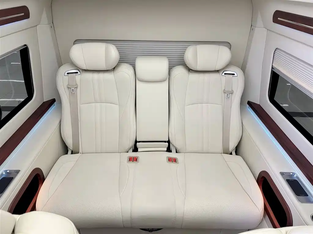 Toyota Hiace 2025 — фото 17