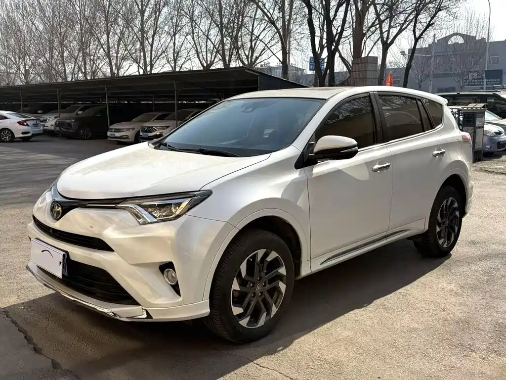 Toyota RAV4 2018 — фото 1