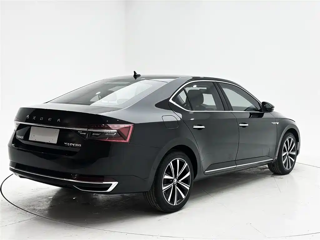 Skoda Superb 2023 — фото 6
