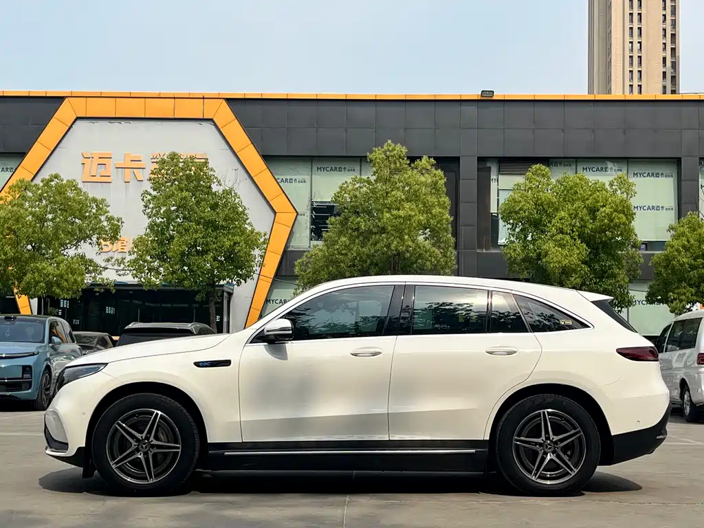 Mercedes-Benz EQC 2023 — фото 8