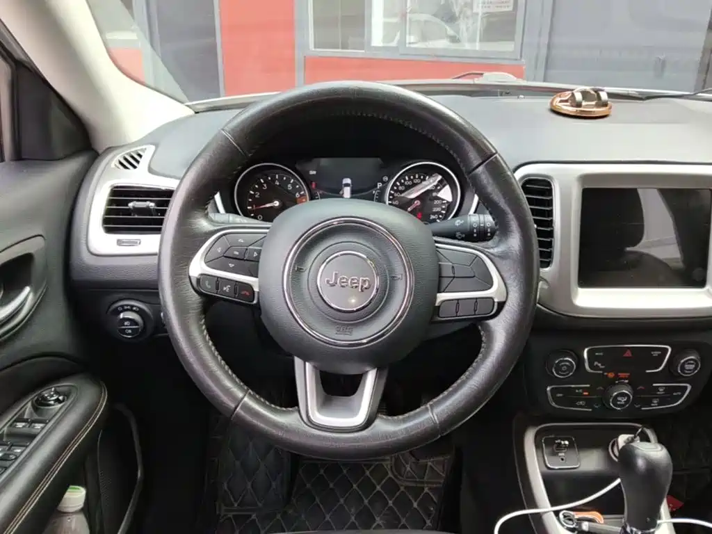 Jeep Compass 2018 — фото 11