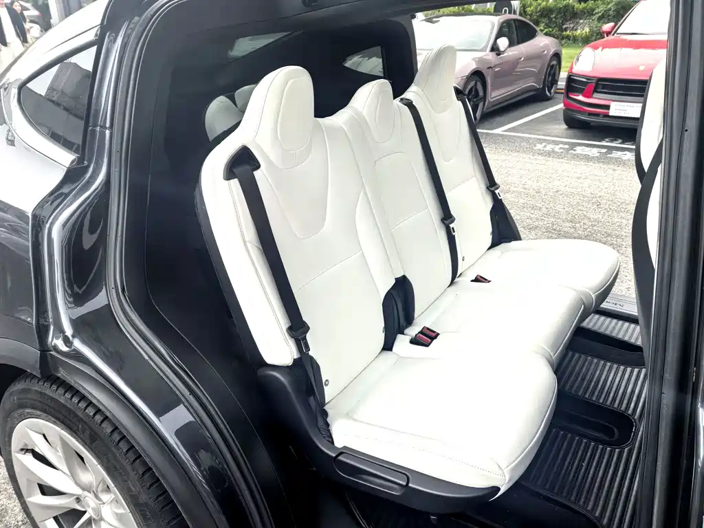 Tesla Model X 2018 — фото 12