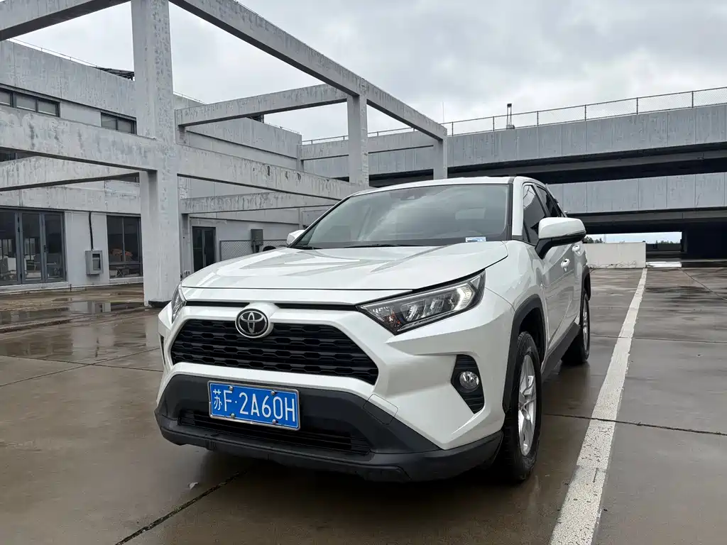 Toyota RAV4 2021 — фото 1