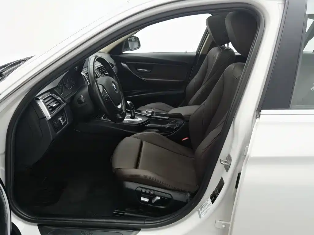 BMW 3 Series 2018 — фото 10
