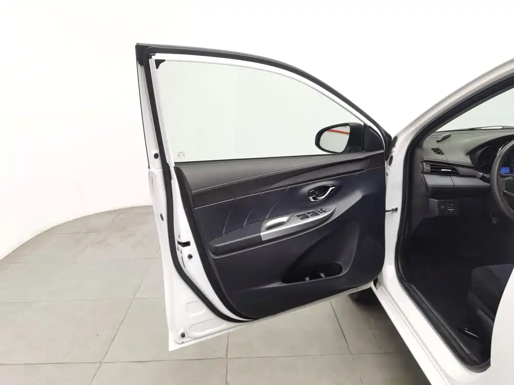 Toyota Yaris L 2016 — фото 8