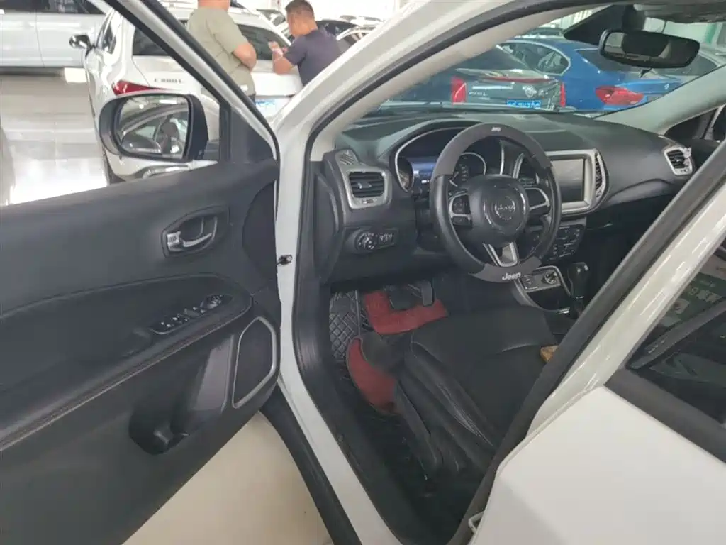 Jeep Compass 2018 — фото 16
