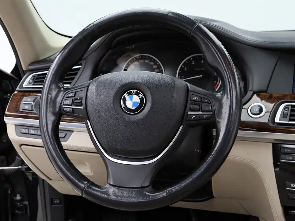BMW 7 Series 2012 — фото 18