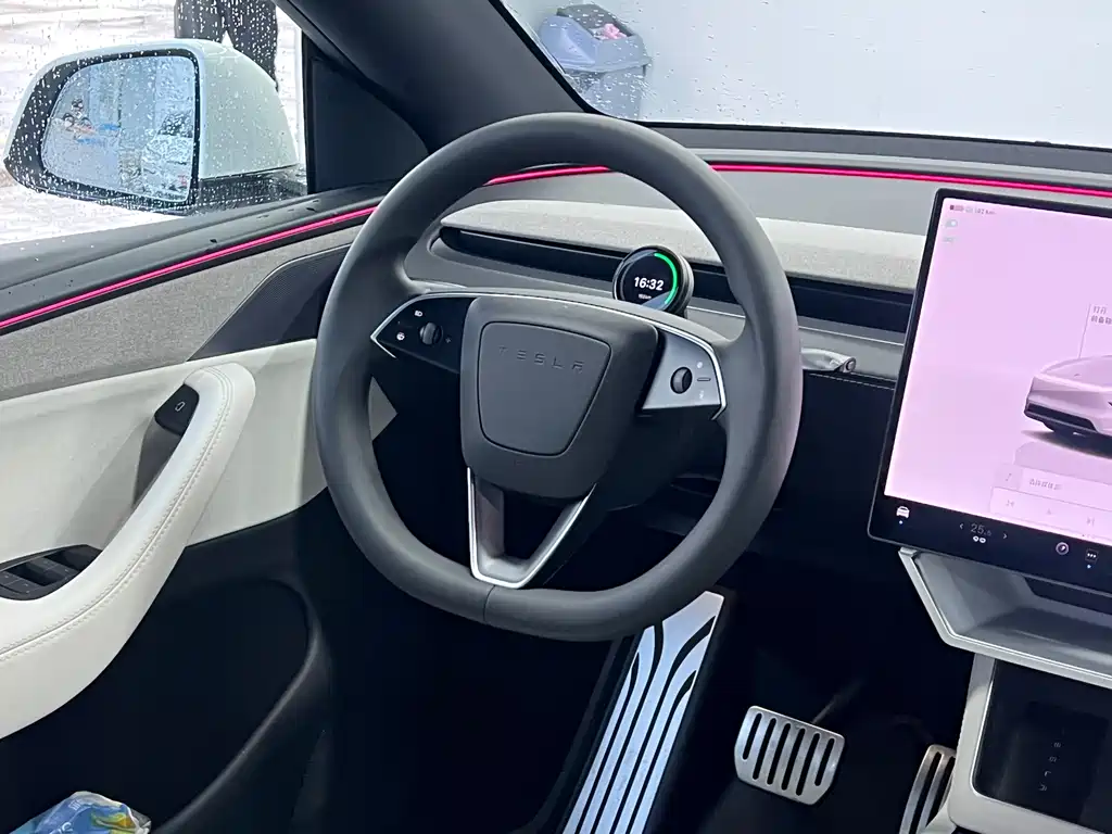 Tesla Model Y L 2025 — фото 10