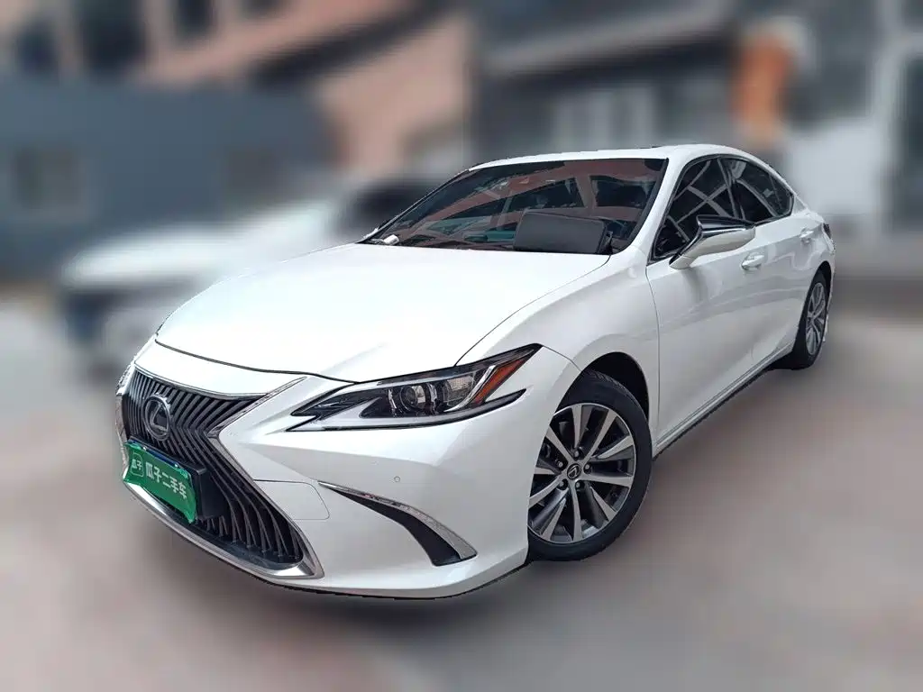 Lexus ES 2019 — фото 1