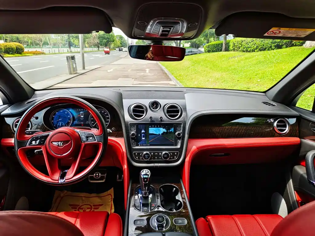 Bentley Bentayga 2018 — фото 13