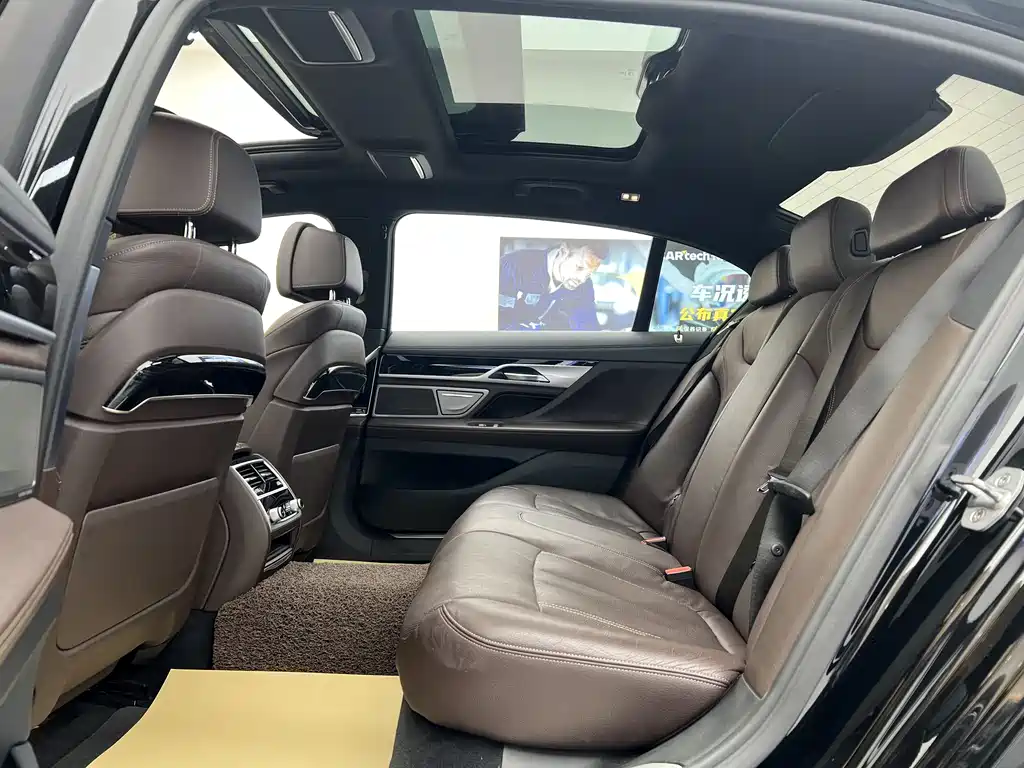 BMW 7 Series 2018 — фото 12