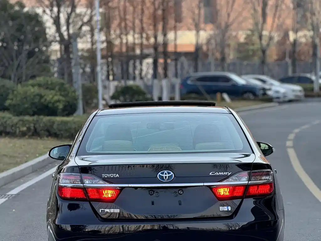 Toyota Camry 2015 — фото 18