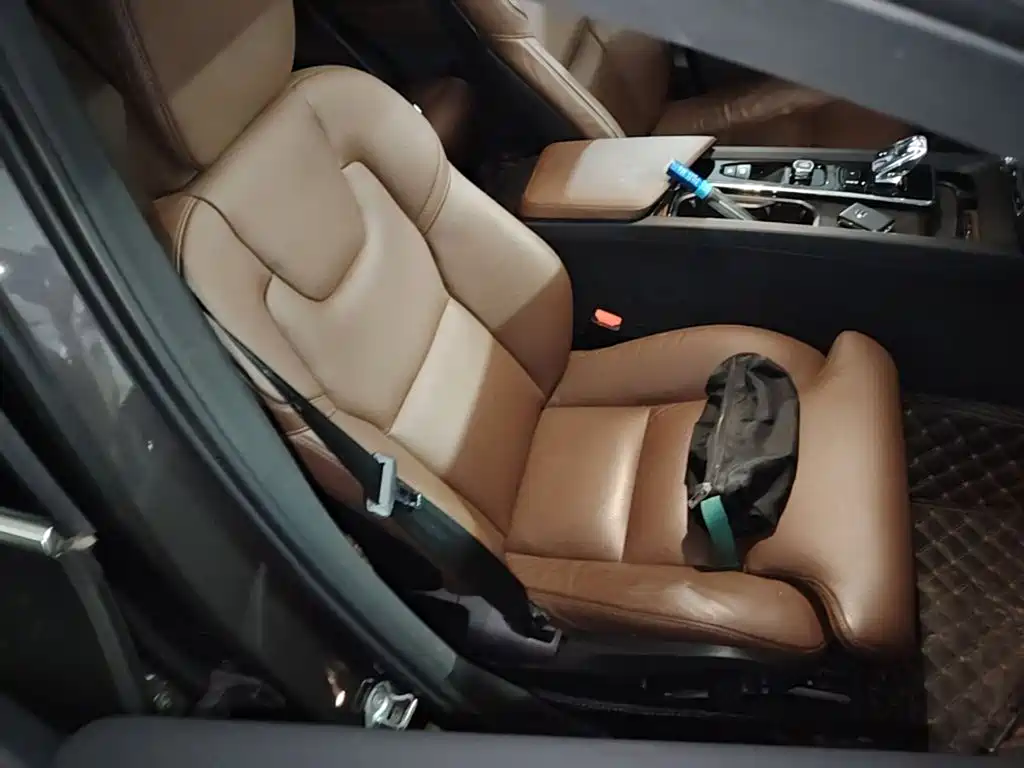 Volvo XC60 2023 — фото 25