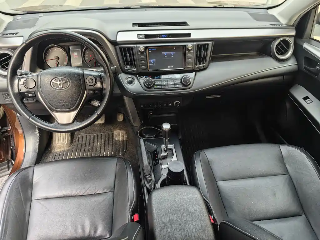 Toyota RAV4 2018 — фото 16