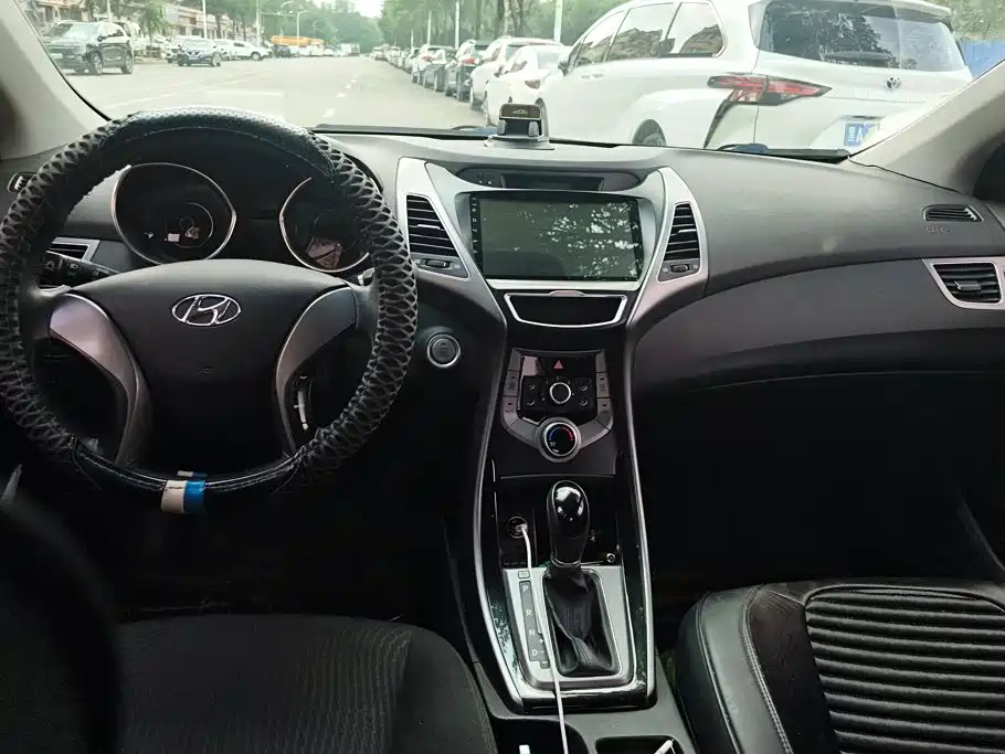Hyundai Elantra 2015 — фото 12