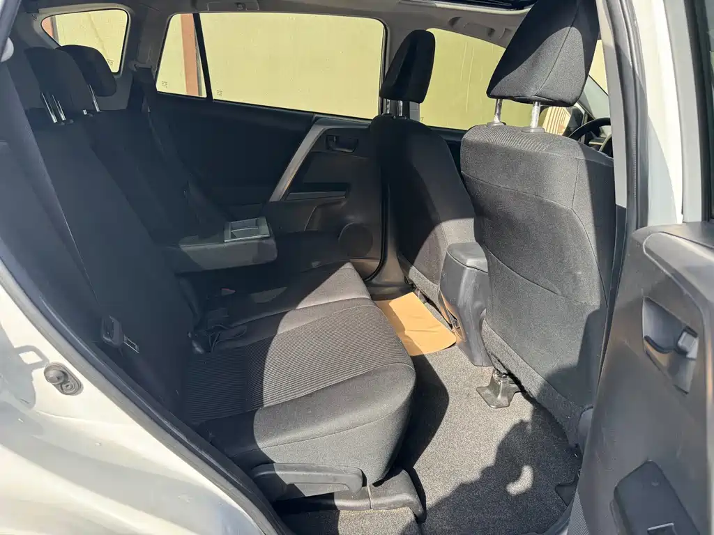 Toyota RAV4 2018 — фото 21