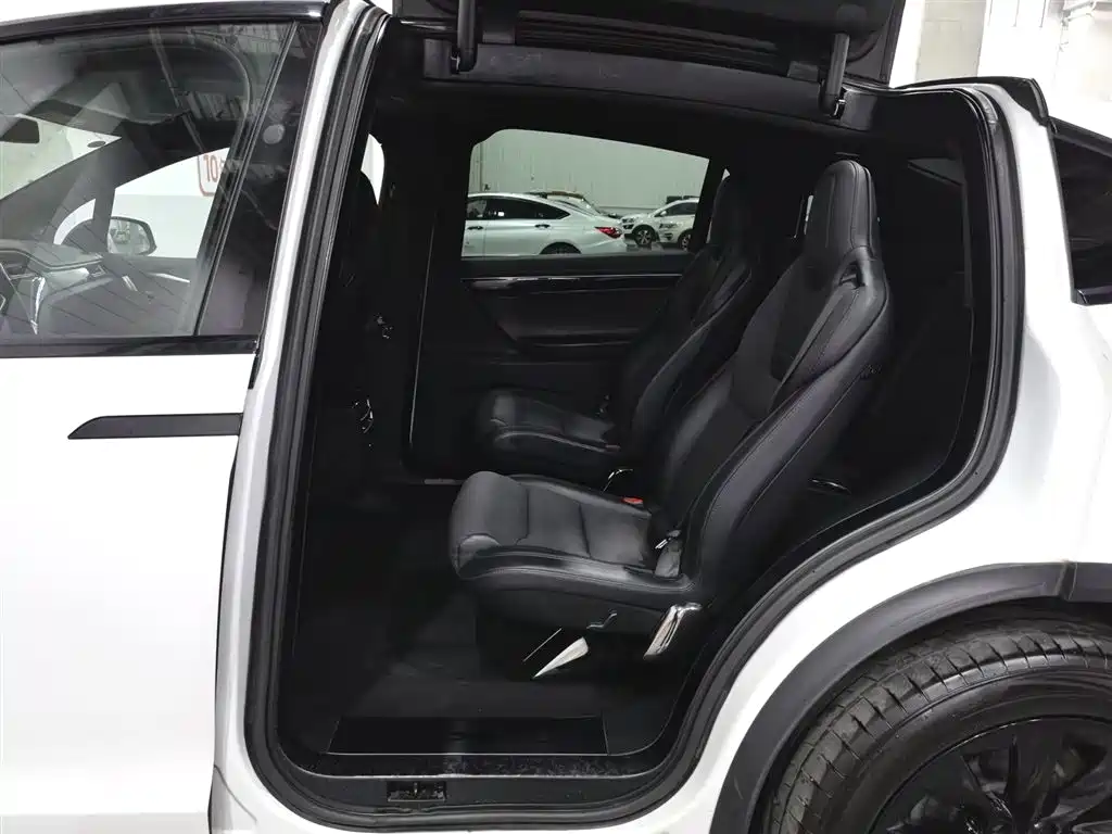 Tesla Model X 2017 — фото 15