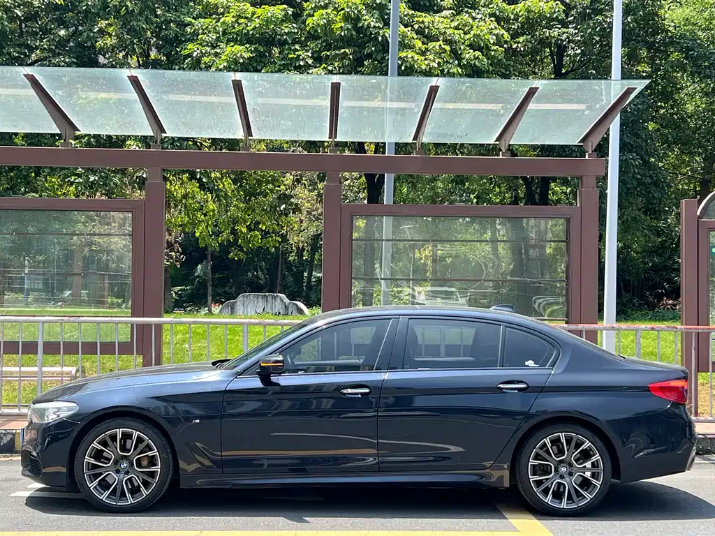 BMW 5 Series 2017 — фото 11