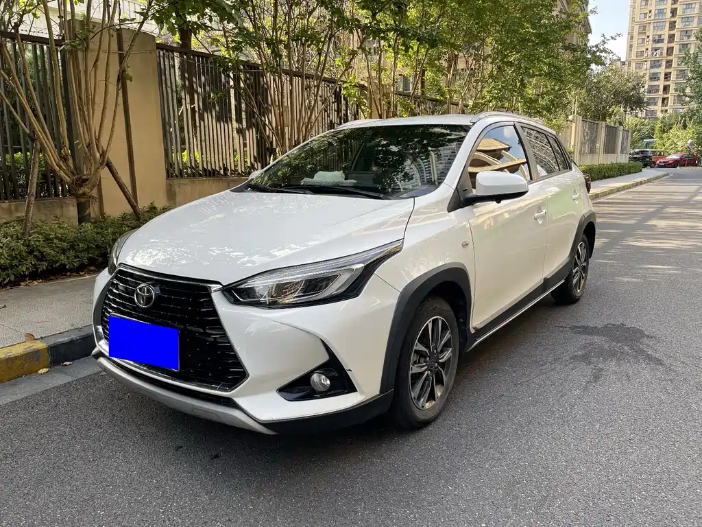 Toyota Yaris L 2022 — фото 1