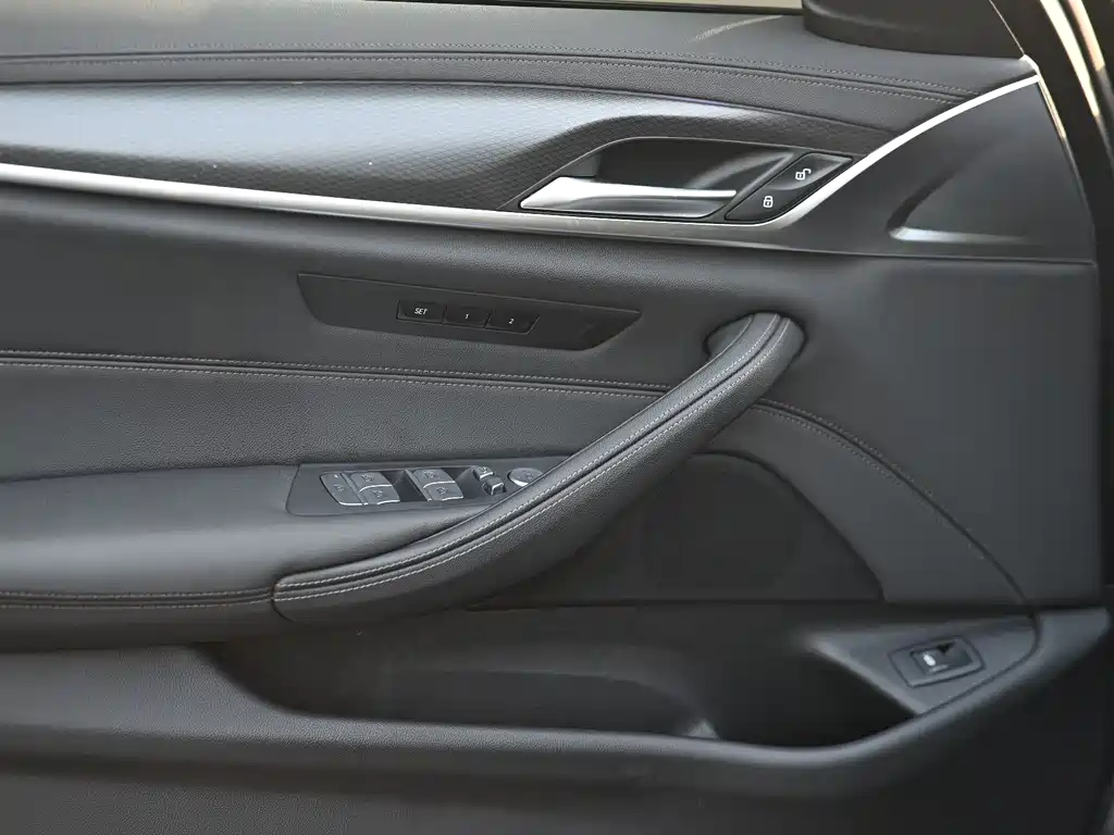 BMW 5 Series 2023 — фото 10