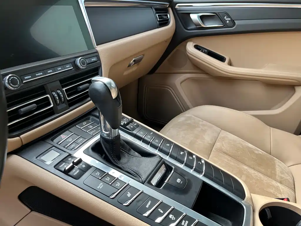Porsche Macan 2020 — фото 12