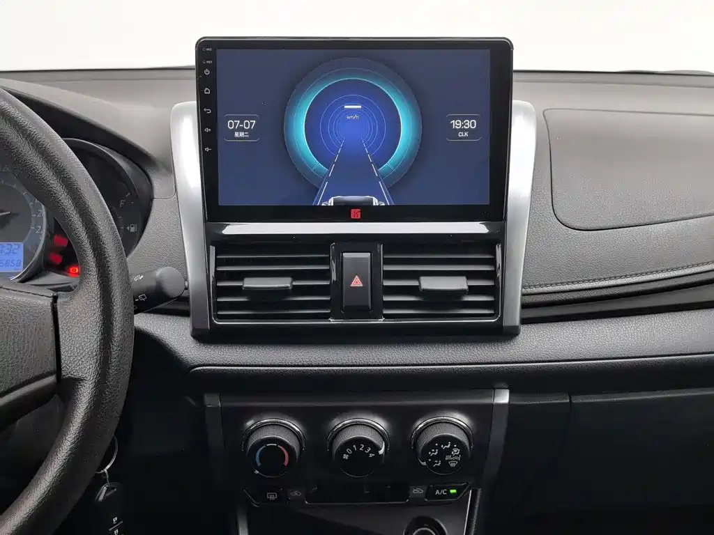 Toyota Yaris L 2014 — фото 12